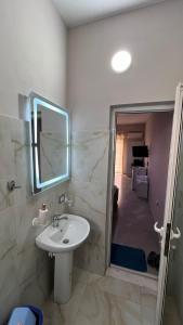 伏罗拉Serene Stay的一间带水槽和镜子的浴室
