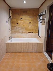 涛岛Orchid Home的石墙客房内的大浴缸