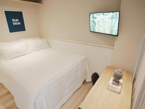 圣保罗Apê Paulista Bela Cintra的一间小卧室,配有一张床和一张桌子