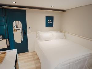 圣保罗Apê Paulista Bela Cintra的一间卧室,卧室配有一张床和一扇没有拥抱标志的门