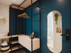圣保罗Apê Paulista Bela Cintra的浴室设有蓝色的墙壁和镜子