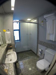 贝洛奥里藏特萨瓦西皇家精品酒店的浴室配有卫生间、盥洗盆和淋浴。