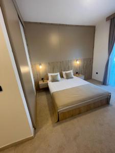 巴尔El Mar Hotel的一间卧室配有一张带2个床头柜的大床