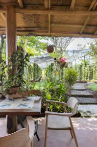 AngsriHidden paradise的庭院配有桌椅和植物