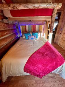 博尔德博尔德牧场山区旅馆的床上有粉红色毯子