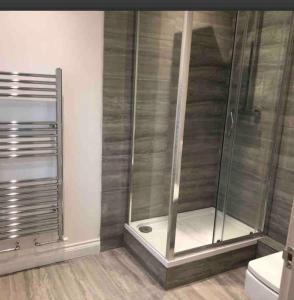 KentBeautiful 5Bedroom Hse-Contractor/Family/Corporate的浴室里设有玻璃门淋浴