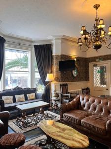 兰迪德诺玫瑰托尔酒店的客厅配有沙发和桌子