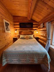 博尔德博尔德牧场山区旅馆的小木屋内一间卧室,配有一张床