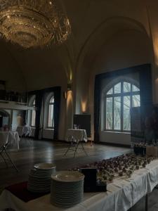 门兴格拉德巴赫圣乔治宫酒店的大房间,桌子上放有盘子