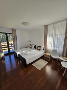 丰达塔La Rocca的卧室配有一张床和一张桌子及椅子