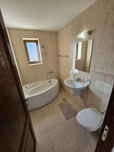 丰达塔La Rocca的带浴缸、卫生间和盥洗盆的浴室