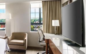 波特兰The Westin Portland Harborview的酒店客房配有大屏幕平面电视。