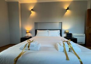 罗马Maison Linda - Ponte Milvio Apartment的卧室配有一张带2条毛巾的大型白色床
