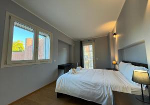 罗马Maison Linda - Ponte Milvio Apartment的卧室配有白色的床和窗户。