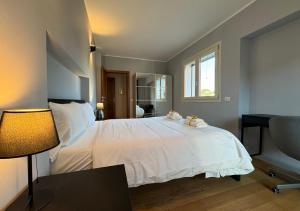 罗马Maison Linda - Ponte Milvio Apartment的卧室配有白色床、灯和窗户