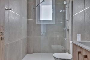 尼科西亚Phaedrus Living: City Center Residences Emerald的带淋浴、卫生间和盥洗盆的浴室