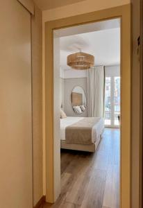 滨海托萨温莎酒店的一间卧室配有一张床和镜子