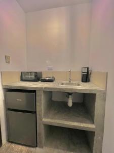 危地马拉Hotel Citadin Z10的厨房配有水槽和带水槽的台面