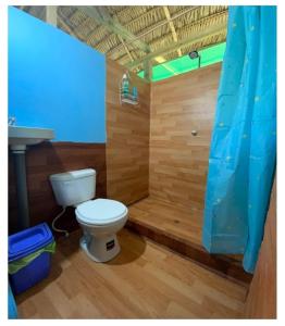 MazánAmazon tucuxi的浴室配有卫生间、盥洗盆和淋浴。