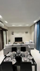 塞拉莱Hawana salalah Apartment Acacia的客厅配有桌子和沙发