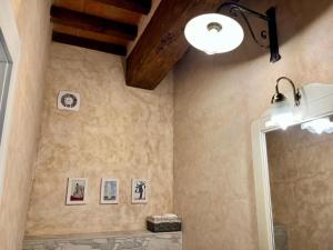 锡耶纳Casale Collecchio Siena的带淋浴和镜子的浴室