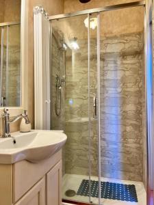 锡耶纳Casale Collecchio Siena的带淋浴和盥洗盆的浴室