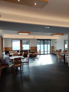 SteblineHotel Forcola的用餐室设有桌椅和窗户。