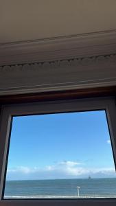 法夫The Cairns Leven Fife的海景窗户