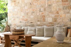 奇斯泰尼诺B&B Masseria Piccola的客厅配有白色沙发和砖墙