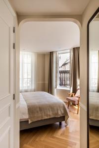 巴黎Hôtel Chamar的一间卧室设有一张床和一个窗口