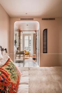 巴黎Hôtel Chamar的一间卧室配有一张床和镜子