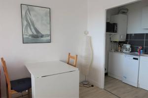 Appartement VUE SUR MER au port de plaisance à PERROS-GUIREC - Ref 818的厨房或小厨房