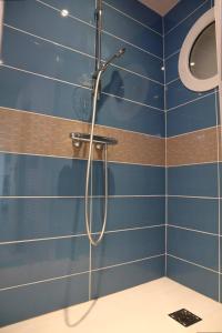 佩罗斯-吉雷克Bel appartement rénové VUE PANORAMIQUE SUR MER à PERROS-GUIREC - ref 822的浴室设有蓝色瓷砖淋浴。