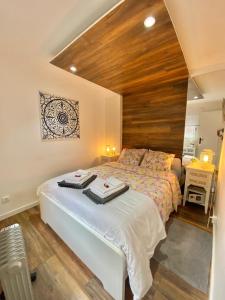 里斯本Flat Graça 48的一间卧室配有一张大床和木制床头板