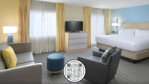 米德尔堡海茨克利夫兰机场索尼斯塔ES套房酒店的一间酒店客房,配有一张床和一台电视