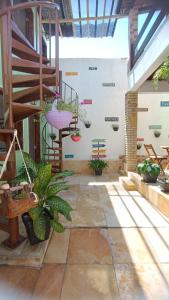 卡诺格布拉达Suítes Preguiça的楼里种植了植物和楼梯的房间