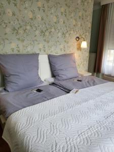 瓦尔德布勒尔Privatpension Waldbröl的一间卧室配有一张带紫色床单的大床