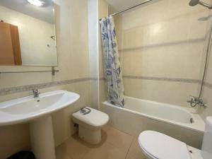 阿尔考斯布里Apartamentos Neptuno 3000的一间带水槽、卫生间和淋浴的浴室