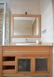 格罗韦Virxe das Mareas的一间带水槽和镜子的浴室