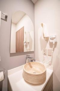 图卢姆Casa del Sol Naciente/Tulum的一间带木水槽的柜台浴室