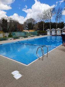 BeltonWILD DUCK HAVEN RESORT的蓝色海水大型游泳池