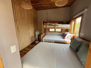 布兰卡滩Thani Ecobeach Barú的一间卧室配有两张双层床。
