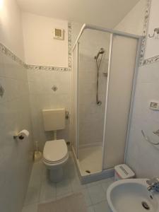 利帕里A Casicedda的带淋浴、卫生间和盥洗盆的浴室