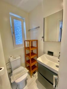 米克诺斯城Bianco a Nero Mykonos的一间带卫生间、水槽和镜子的浴室