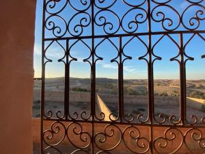 拉拉塔可库斯特Tiki House Marrakech chez Paul的窗户设有栅栏,享有风景。