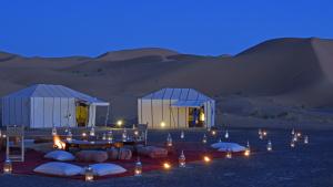 梅尔祖卡Merzouga Stars Luxury Camp的一群夜晚在沙漠中的帐篷