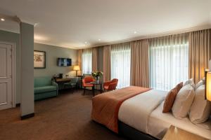 布鲁日阿拉贡酒店的配有一张床和一张书桌的酒店客房