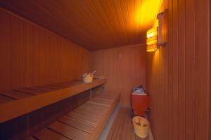 凯夫拉维克Smart Luxury - Private Gym, Hot Tub & Sauna的设有带长凳和卫生间的桑拿浴室