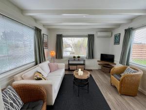 芬克芬New- Private Cosy Houseboat, on a lake near Amsterdam的客厅配有白色的沙发和椅子