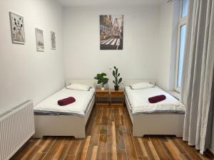 布鲁塞尔Sweet Dream House的铺有木地板的客房内的两张床